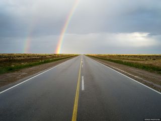 На открытых пространствах Патагонии часты суровые ветра и погода очень изменчива. 
При резких порывах ветра и при разъездах на трассе с большегрузным транспортом автомобили буквально сдувает с дороги. 
Выходя из машины, сначала вы будете преодолевать усилие ветра, чтобы открыть дверь, а потом пытаться удержать её, чтобы она не захлопнулась с жутким грохотом.