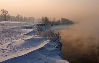 Солнце светит сквозь морозную дымку, стоящую над городом.