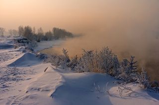 над водой клубится туман...