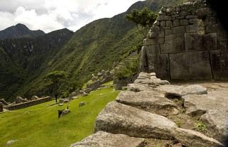 На переднем плане мощные монолиты, загадочным образом поставленные здесь. Учёные до сих пор не знают, кто и когда сделал это...