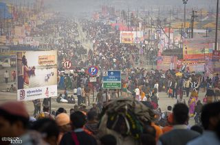 Так выглядит индийский город Аллахабад сегодня. Это район Сангам. Он расположен в месте слияния трех рек (Ямуна, Ганг и подземная мистическая река, названная именем индуистской богини мудрости Сарасвати), где по легенде расположен священный Праяг. Здесь, согласно индуистской мифологии упала одна из капель Нектара Бессмертия (Амриты), которую расплескали демоны, похитившие кувшин, в котором он находился.