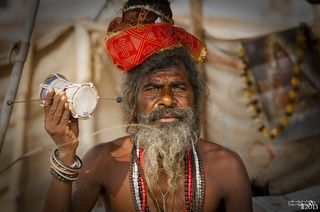 Цель паломничества не ограничивается лишь омовением в Ганге. Люди приходят послушать индуистских святых (садху), и получить у них благословение.