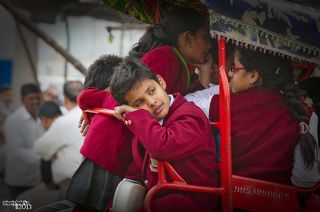 Школьники на велорикше.