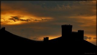 Судакская крепость - уникальный, мирового значения памятник средневековой  архитектуры. Она расположена на обрывистой со стороны моря Крепостной стене -  древнем коралловом рифе.