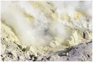 Работа идет, в основном, в первой половине дня. Как правило, позже кратер полностью затягивает серным облаком. Если присмотреться, в дыму видны фигуры рабочих...