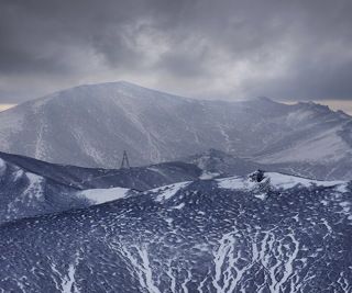 Это вид на горы. Когда-то покрытые лесом, в результате выбросов с завода, кислотных дождей и шлакоотвалов превратились в черную пустыню