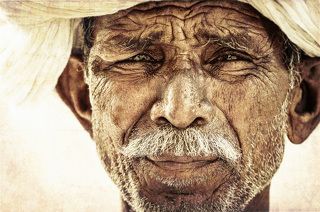 Шудра из Амера, штат Раджастан. Шудра - низшая из каст, (не считая неприкасаемых, но они вообще ни к каким кастам не относятся). Несмотря на низкую касту, среди соседей этот человек пользуется уважением.