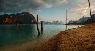 Когда-то на месте озера был лес, построив дамбу наполнили заповедник водой, его остатки до сих пор стоят, вызывая странные ощущения экологической катастрофы, однако озеро нужно людям и природе которая его окружает, в таком климате это оазис посреди пустыни. Необыкновенное по чистоте, о глубине его можно только догадываться...
Теплое солнышко, остудив свой пыл, медленно садилось, осветив последними лучами выступающие из воды горы, вода покрылась рябью, теплый ветер дул облака на запад, собирался дождь...