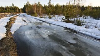 03 Потому что из комфортного даже для легковушки зимника дороги в этот момент превращаются в водоёмы со льдинами…