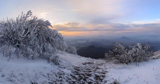 Вид с Малого Тау , вдали виднеются горы Бык и Верблюд