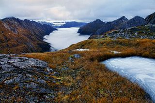 Облачная река. На первом плане лёд, дальше облака.