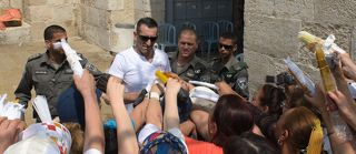 Мне говорили, что из ворот города появится специальный человек, который раздаст огонь людям. Я представлял этого человека совсем другим. Оказалось, что это обычный мужик а-ля Александр Буйнов. Хм..