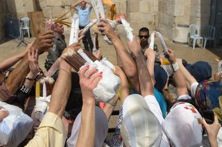 Через секунду началась дикая давка. Такая же, как бывает на стадионах во время эвакуации.