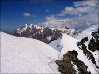 вид на дальнейший путь и пик Талгар ( 4973м. - высшая точка Северного Тянь-Шаня)
