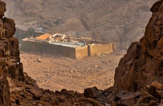 Если спускаться с горы по короткому пути, состоящему приблизительно из 3100 крутых ступеней, то через 3/4 пути открывается вид на монастырь Св.Екатерины, до которого идти еще полчаса.