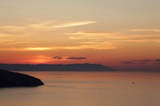 Маленькая посудина, идущая в направлении острова Ольхон несколько оживила картину..