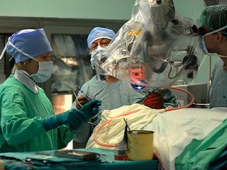 Нейрохирург за операционным столом.