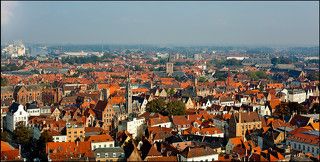 Черепичные крыши старого Брюгге в утренней дымке. Вид на город с башни Белфорт.