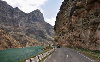 А вокруг вертикальные стены каньона.