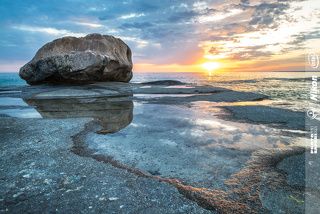На самом деле Каспийское море – это озеро. Не простое озеро, конечно, а самое больше на Земле бессточное озеро, к тому же солёное.