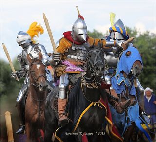 Часть турнира проходит в бою из восьми всадников, где каждый сам за себя. Поэтому удары в голову можно ожидать со всех сторон, а понимая, что через щели для глаз видно мало ,то ударов пропущенных было достаточно. 
Я обратил внимание на центрального всадника, который справляется с лошадью без поводьев, при этом умудряясь схватить за оружие противника.