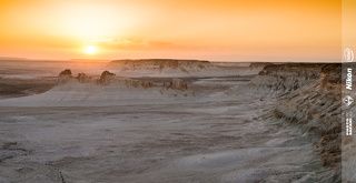 Боз-Жира можно перевести с казахского примерно как Блёклая Лощина. Действительно, в основном тут белёсые утёсы (отложения мелового периода - обнаженное дно древнего моря Тетис) и минимум растительнности серовато-зеленого цвета.