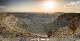 Когда мы стояли на краю чинка, у всех так или иначе возникла иллюзия, что стоим мы на берегу огромного моря. Кому-то чудился запах моря, кто-то слышал шум прибоя, а кто - просто видел, как волны разбиваются об острые скалы островов, за которые садится солнце...