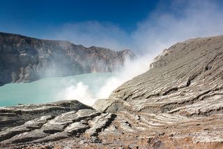 По берегам озера появляются пар и кислотные газы. Запах очень едкий, обжигающий внутренности.