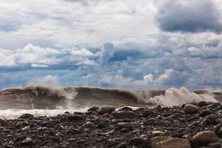 В обед подул южный ветер и усилился к вечеру)