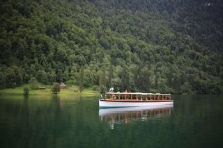 Прогулочный катер. У него два маршрута к церкви святого Варфоломея и к озеру Оберзее.