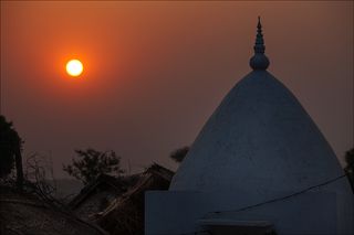 Вриндаван - небольшой городок в штате Уттар-Прадеш. Небольшой, но очень значимый, привлекающий паломников со всего света. 
Вриндаван - место игр бога Кришны.
