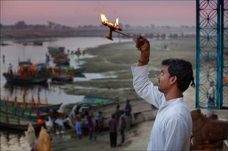 Каждое утро пуджари совершают службу в храме Шри-Ямуна, посвящённую богине реки Ямуне - дочери Солнца