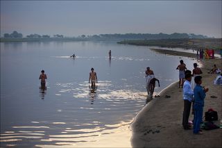 Берег Ямуны во Вриндаване - святое место отмечающее переправу в иные миры