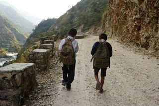 Дорога в школу. Не знаю как у Вас, а у меня школа была от дома где- то в 10 минутах ходьбы. У этих же двух товарищей школа в другой деревне на расстоянии 10 км. И так каждый день, благо виды красивые