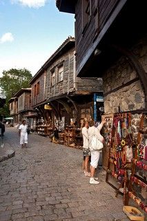 Старинная часть города — архитектурный заповедник. Старая часть Созополя - пешеходная, доступ машин сюда ограничен. С 1925 г. город Созопол начинает активно строиться в направлении мыса Харманите, и сегодня новую часть города, отделенную от старой, заповедной части зеленым парком, в котором расположены несколько церквей, часто называют «Хармани», в память о большом количестве мельниц - харманов находившихся здесь в древние времена, из которых до наших дней сохранилась лишь одна. Этим делением на старый и новый город Созополь удивительно похож на своего древнего исторического конкурента – Несебр.