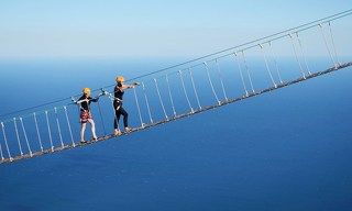 На вершину горы проложен ряд альпинистских маршрутов 1-5 категории трудности, в том числе через зубцы Ай-Петри.