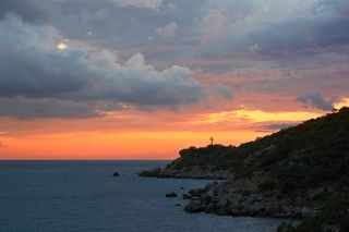 03 В бухте Ласпи летом не видно заходящего солнца, зато вполне можно оценить краски заката!