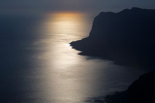 02 Закатная солнечная дорожка, пересекающая бухту Ласпи. Справа – вершина Куш-Кая и мыс Айя