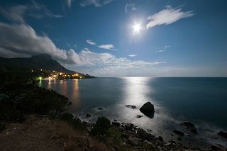 01 В одну из Крымских ночей я был поражен динамикой света и теней, отбрасываемых пролетающими облаками на просторах бухты Ласпи. Чтобы много не писать решил просто привести хронометраж… 1:21 a.m.