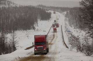 Пошел первый, потом сразу второй.  Седой командует:  — Нормально все, Юра, давай по очереди всех там ставь. Два вверх — два вниз! — и идет к машине.  Трасса дисциплинирует. Особенно если надеяться-то только на свою смекалку приходится.