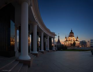 Вид на храм Ушакова у мемориала памяти павших в Великой Отечественной войне