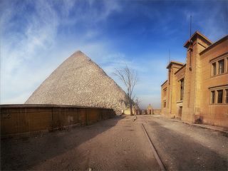 Два строения, между которыми бездна лет...