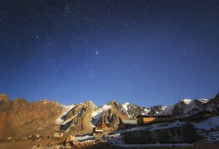 Ледник Туюксу – самый изученный в СНГ. Именно по его “поведению” ведущие гляциологи мира из Всемирной
службы мониторинга ледников, что в Швейцарии, судят о состоянии других горных оледенений в Центральной Азии.Тут видна вся база Т1 целиком.