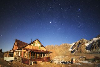 В общем, понятно, что гляциологи, изучающие ледники, занимаются действительно важным и крайне ответственным делом.
На голом энтузиазме.