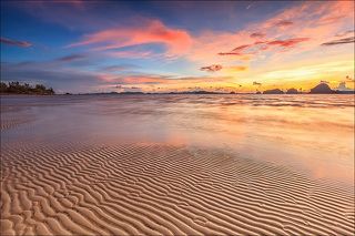 влажный теплый закат, нежность безупречного песка..