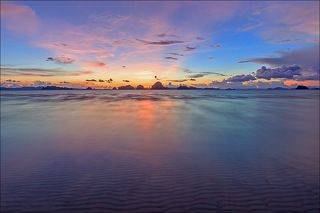 и чуть слышный шепот моря.