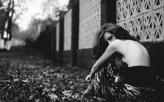 тайна..
— Главное — ваши глаза и то, что я в них вижу.
— И что же вы видите?
— Я вижу спокойствие. Вы устали убегать и готовы встретить неизбежное. Но только не в одиночестве.
— Нет. Только не в одиночестве.