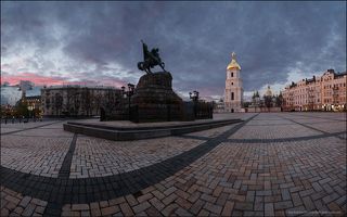 Вид на Собор святой Софии и памятник Богдану Хмельницкому.