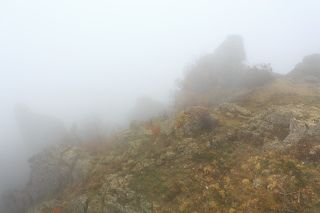 Вниз ничего не видно, вокруг тоже, куда идти дальше не видно.