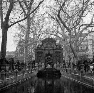 Вид на Пантеон из переулков. Париж.